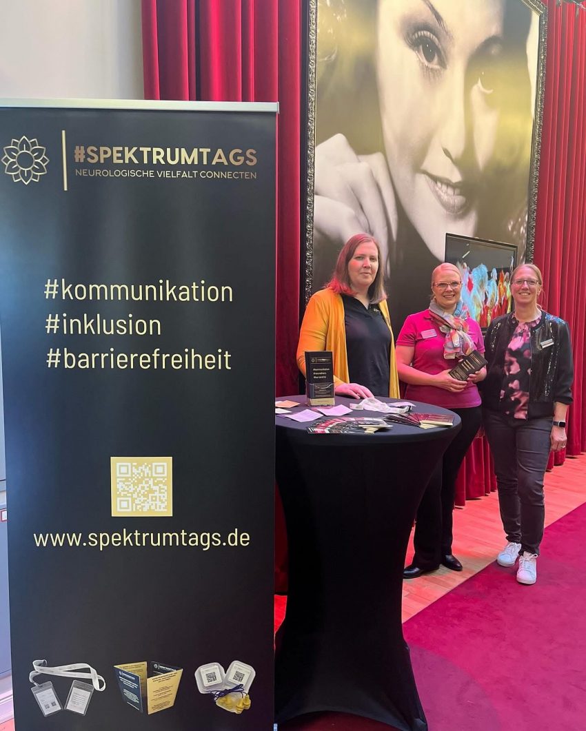 #SPEKTRUMTAGS® Stand im GOP Hannover. Konstanze Vogel, Ines Dartmann und Direktorin Nadine Matzat im Foyer